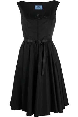 Prada Vestido con cinturón y placa del logo