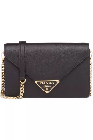 Prada Bandolera con placa triangular