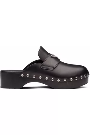 Prada Zuecos con apliques y logo triangular