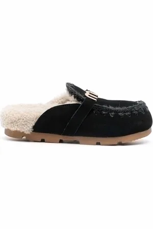 Mou Slippers con placa y logo