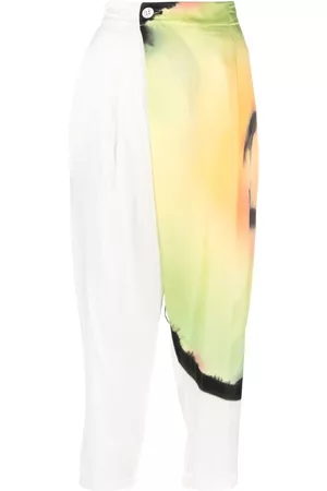 Issey Miyake Pantalones capri con estampado abstracto