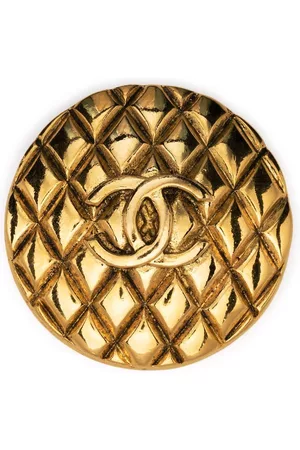 CHANEL Broche con acolchado de rombos y logo CC 1980
