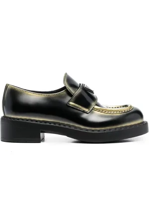 Prada Mocasines con placa del logo