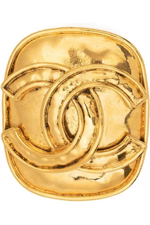 CHANEL Broche cuadrado con logo CC
