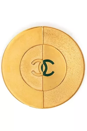 CHANEL Broche redondo con logo CC