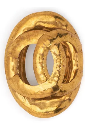 CHANEL Broche con forma oval con logo CC