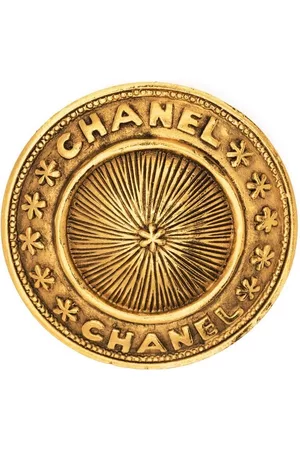 CHANEL Broche con letras del logo