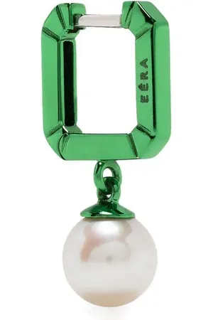 Eera Aro huggie en oro blanco de 18kt con esmalte y perla