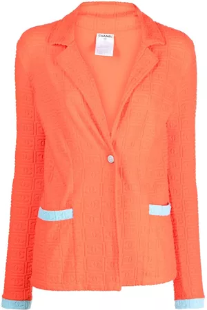 CHANEL Blazer con logo en relieve 2002