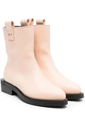 Nº21 Botines con placa del logo