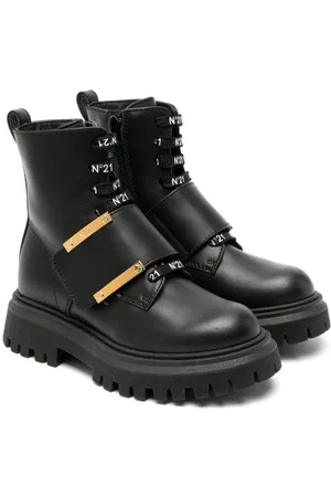 Nº21 Botines con placa del logo