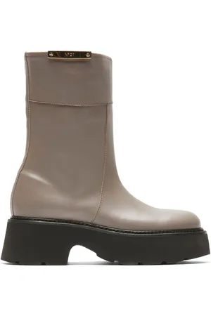 Nº21 Botas con placa del logo