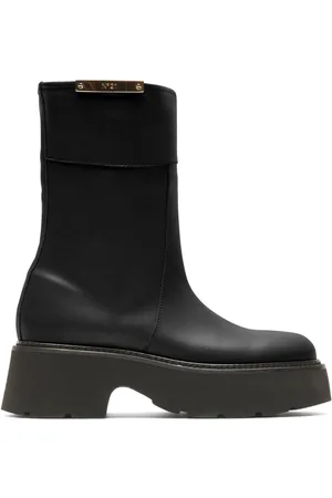 Nº21 Botas con placa del logo