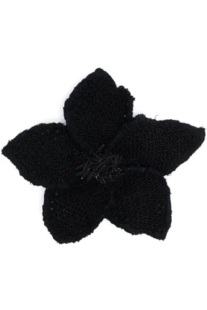 CHANEL Broche con motivo de camelia y cuentas 1990