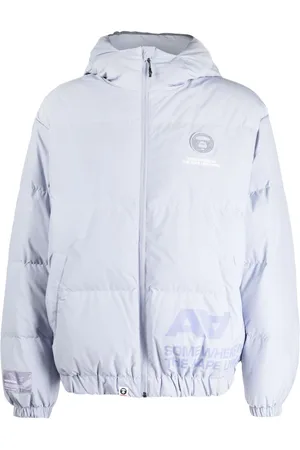 A Bathing Ape Plumífero con capucha y eslogan