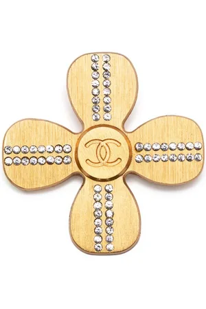 CHANEL Broche con detalle de trébol con logo CC 2001