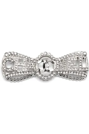 CHANEL Broche con apliques de strass y logo CC 2000