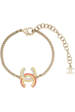 CHANEL Pulsera con logo CC y detalles de strass 2000