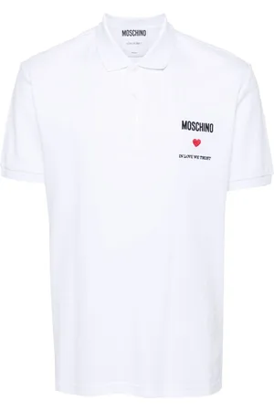 Moschino Polo con cita bordada