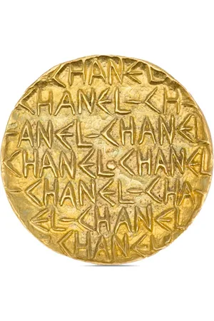 CHANEL Broche con logo en relieve