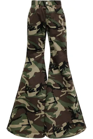 Vetements Pantalones acampanados con estampado militar