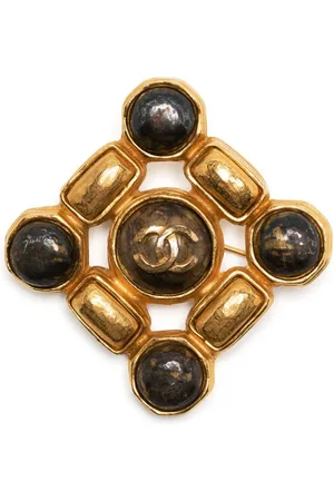 CHANEL Broche con logo CC