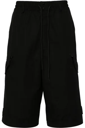 Y-3 Bermudas worker