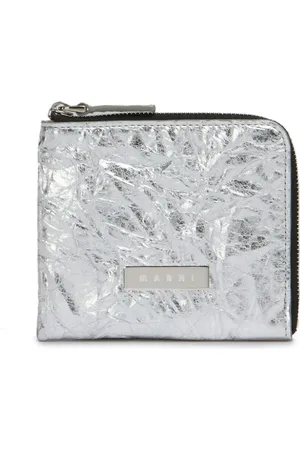 Marni Cartera con placa del logo