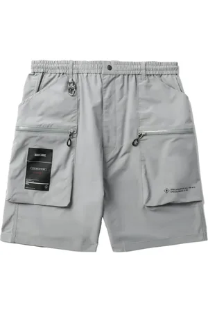 Izzue Bermudas con parche del logo