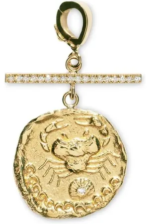 Azlee Charm Karkinos pequeño en oro amarillo de 18 ct