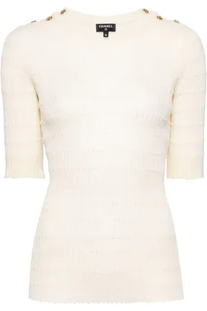 CHANEL Camiseta con hombros abotonados