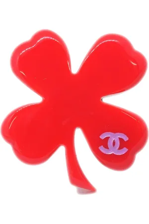 CHANEL Broche Clover con logo CC 2004