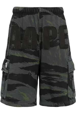 A Bathing Ape Bermudas cargo con parche del logo