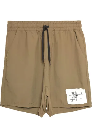 Uma Raquel Davidowicz Bermudas Yuval Robichek con diseño patchwork