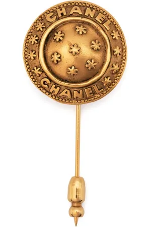 CHANEL Broche con logo en relieve 1980