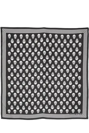 Alexander McQueen Fular con calaveras estampadas