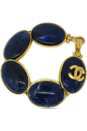 CHANEL Pulsera con detalles de gemas y logo CC 1995