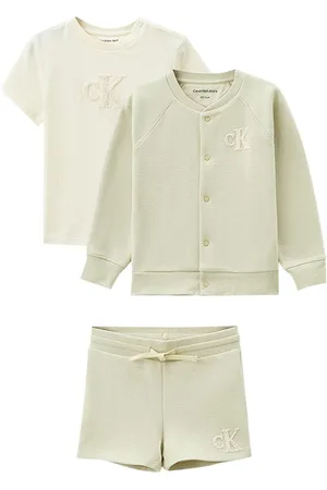 Calvin Klein Set con camiseta y bermudas con logo afelpado