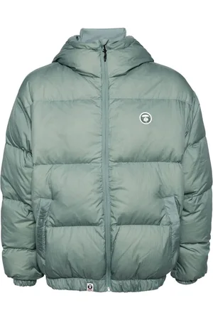 A Bathing Ape Plumífero con aplique del logo