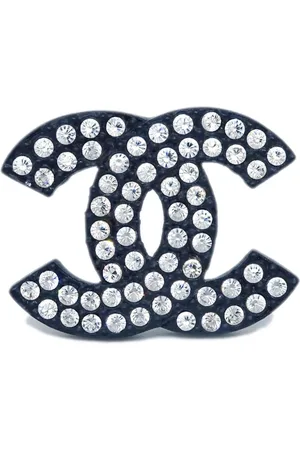 CHANEL Broche con detalles de cristales y logo CC 2002