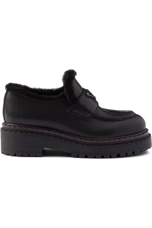 Prada Mocasines con placa triangular del logo