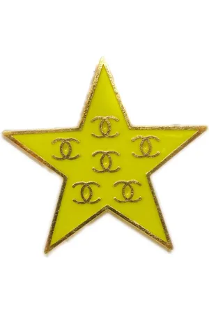 CHANEL Broche con logo CC en relieve 2001
