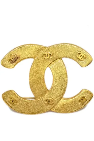 CHANEL Broche con logo CC en relieve 1994