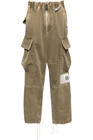 Maison Mihara Yasuhiro Pantalones cargo con parche del logo