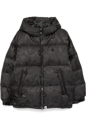A Bathing Ape Plumífero con diseño militar y logo