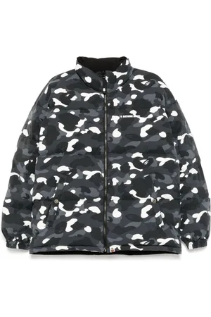 A Bathing Ape Plumífero con diseño militar urbano
