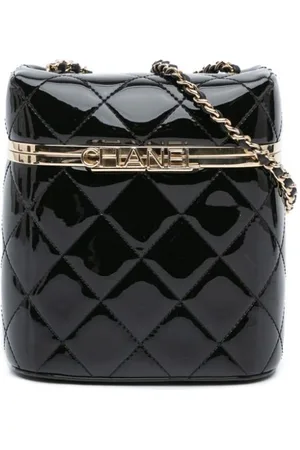 CHANEL Neceser Logo Chain Case de charol acolchado 2021-2024