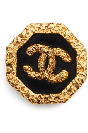CHANEL Broche con logo CC 1995