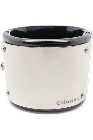CHANEL Brazalete con placa del logo 2007