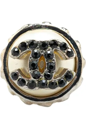 CHANEL Broche con logo CC en strass en plata con perla artificial 2002